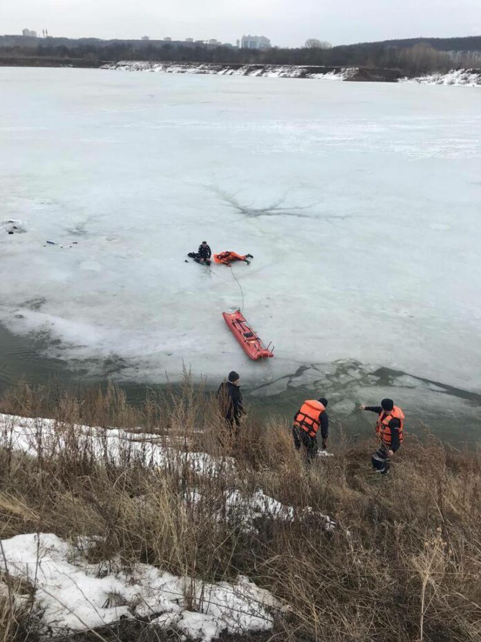 В Уфе госпитализировали двух рыбаков, провалившихся под лед