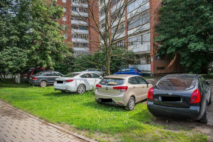 Мэрия Уфы напомнила о штрафах за парковку авто на газоне