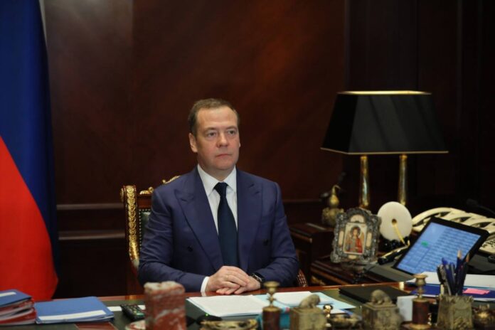 ПГ: Медведев заявил, что передача НАТО самолетов Киеву означала бы вступление в войну