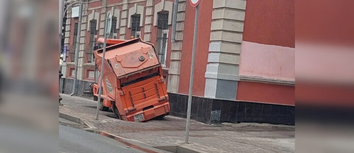 В Уфе коммунальная техника провалилась в яму на тротуаре