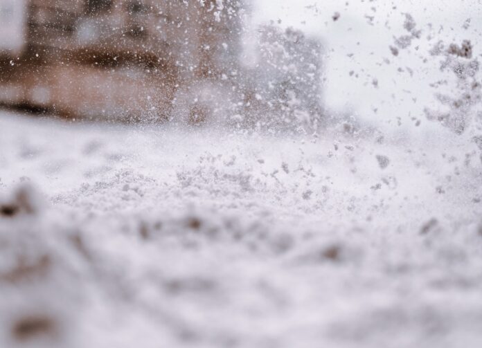 МЧС предупреждает о мокром снеге и метели