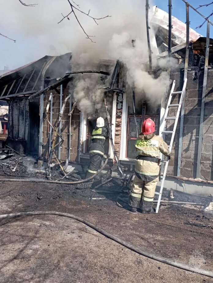 В Башкирии при пожаре соседи спасли мужчину, но он скончался в больнице