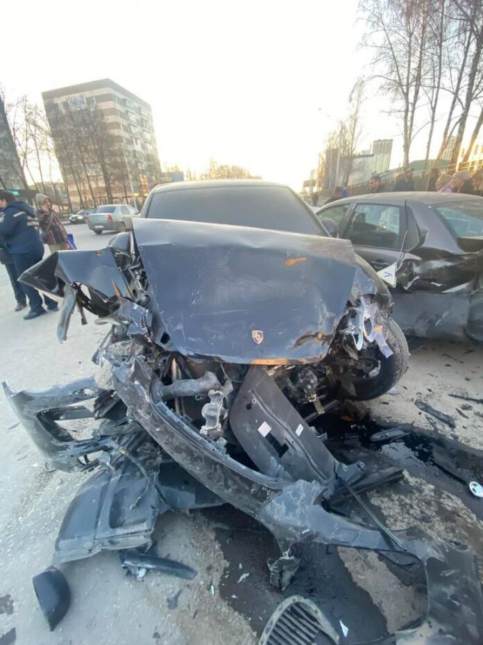 В Уфе на проспекте Октября разбились пять авто из-за ошибки при развороте