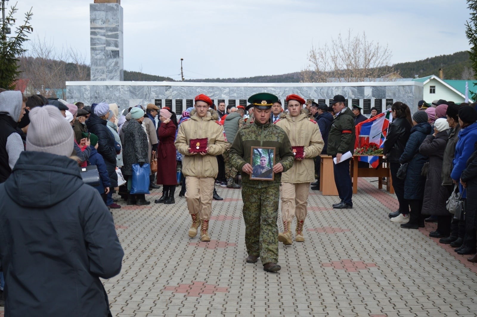 Новости башкирии сегодня свежие события. В Караиделе простились погибшим солдатом. Парад в Караиделе.