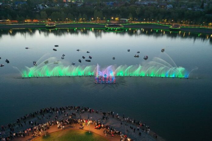 В Уфе в парке Кашкадан заработал светомузыкальный фонтан с водными залпами в 25 метров