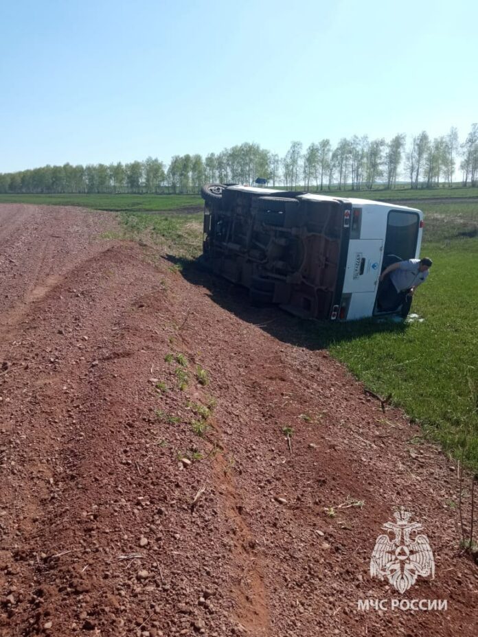 В Башкирии на трассе опрокинулся автобус с водителем и 5 пассажирами