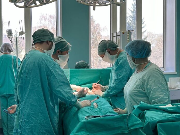 В Уфе 14-летнему пациенту установили пластины из титана в деформированную грудную клетку