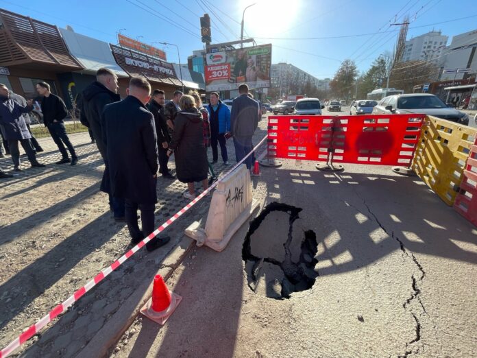 «Это не халатность»: чиновники прокомментировал провал на дороге в Уфе