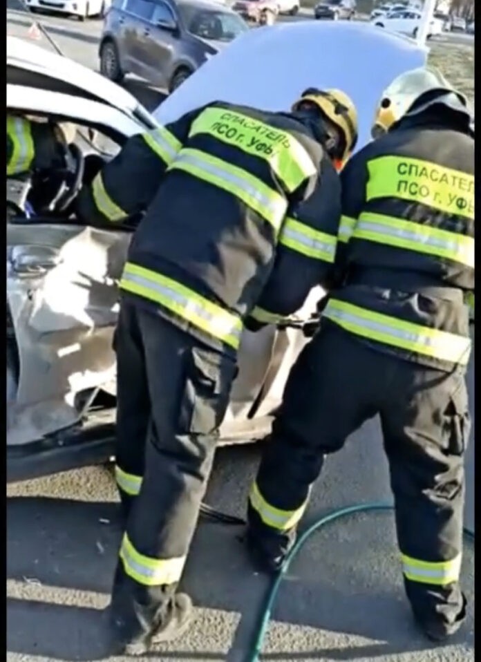 В Уфе спасатели деблокировали застрявшего в авто после ДТП водителя