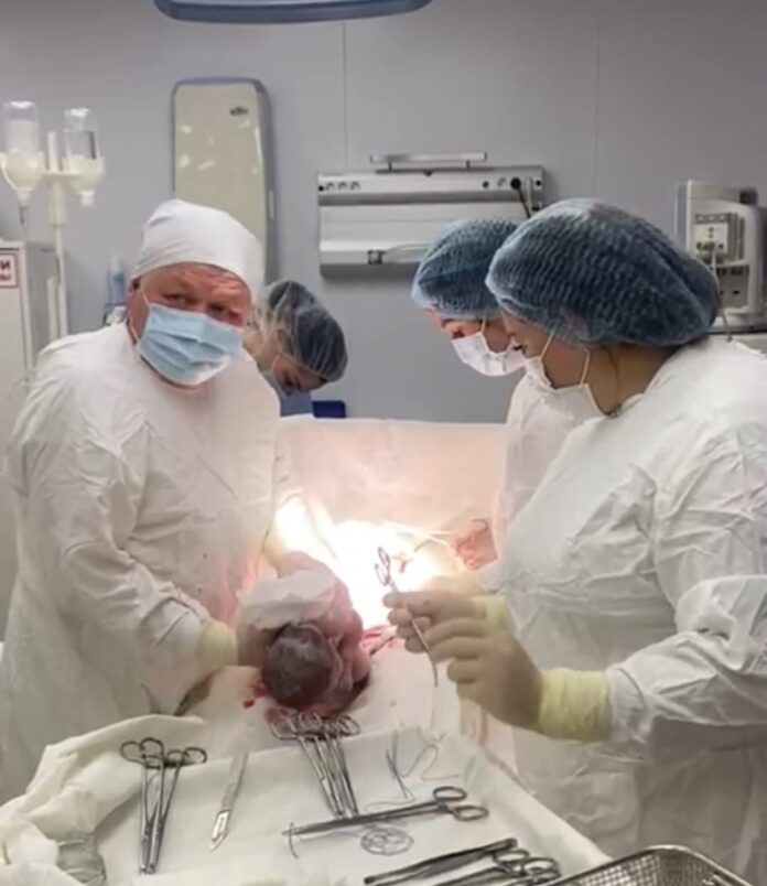 В Башкирии удалили опухоль матки у роженицы и помогли родиться малышу