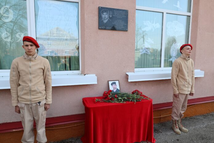 «Подвиг увековечили»: В Башкирии открыли мемориальную доску бойцу СВО Павлу Жаркову