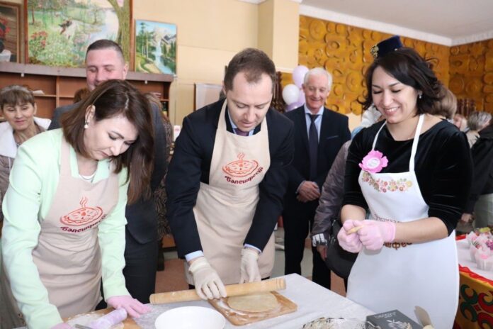Министр здравоохранения Башкирии показал, как готовил национальный бэлеш