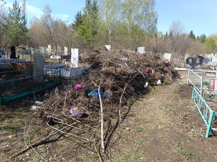 Жителей Башкирии возмутили не подготовленные к Родительскому дню кладбища