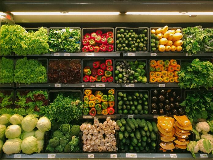 В России могут запретить продажу овощей и фруктов в сетках из полиэтилена