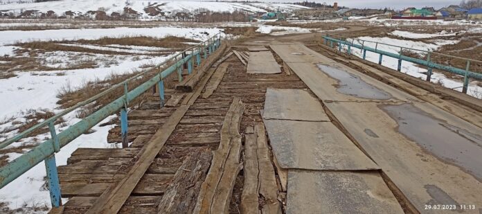 В Башкирии по жалобе на сломанный мост чиновники ответили, что повесили «сигнальную ленту»