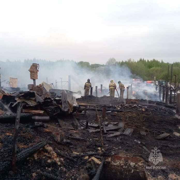 В Учалинском районе загорелись три дома, 10 построек и трактор
