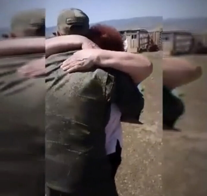 В Башкирии засняли на видео трогательную встречу матери с сыном, вернувшимся с СВО