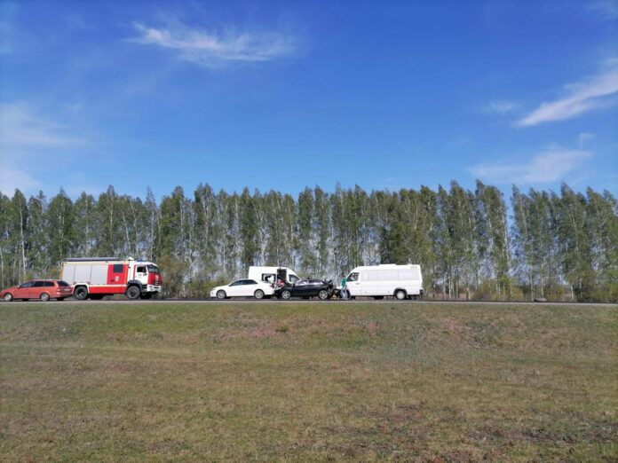 На трассе Уфа-Янаул столкнулись грузовик, автобус и две легковушки