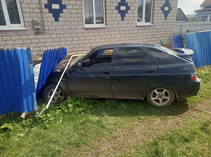 В Башкирии пьяный мужчина разбил угнанный автомобиль