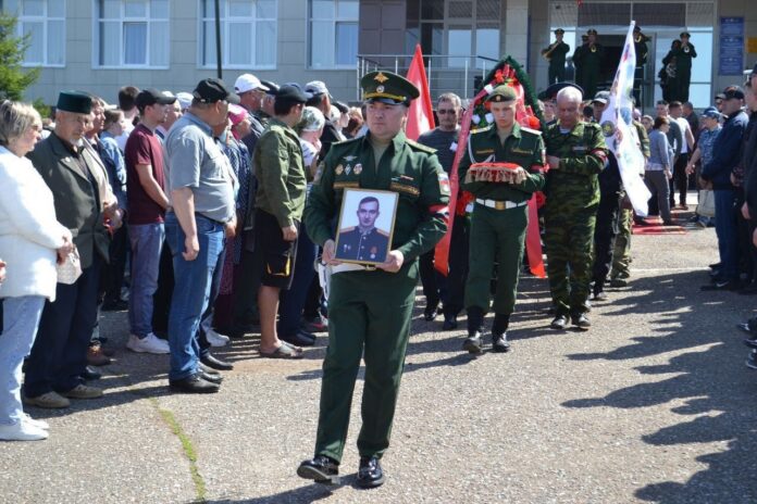 В Башкирии похоронили лейтенанта СВО Радмира Хайруллина