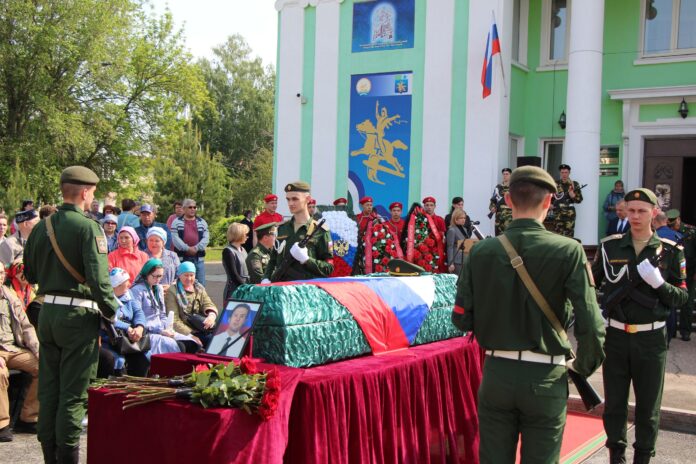 В Башкирии через 8 месяцев после гибели похоронили 57-летнего прапорщика СВО