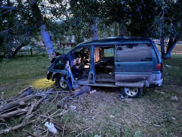 В Башкирии четыре человека пострадали в авто при ударе в дерево