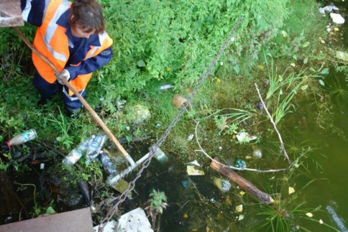 В Уфе жители требуют прекратить слив нечистот в озеро Долгое