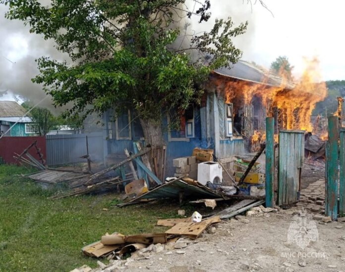 В Башкирии в пожаре сгорел дом семьи с пятью детьми