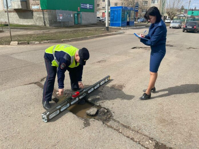 Мэрию Кумертау оштрафовали на 100 тысяч рублей за ямы на дорогах