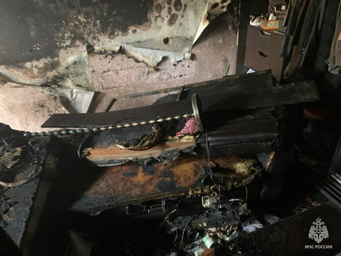 В Уфе из-за замыкания зарядки телефона выгорела квартира