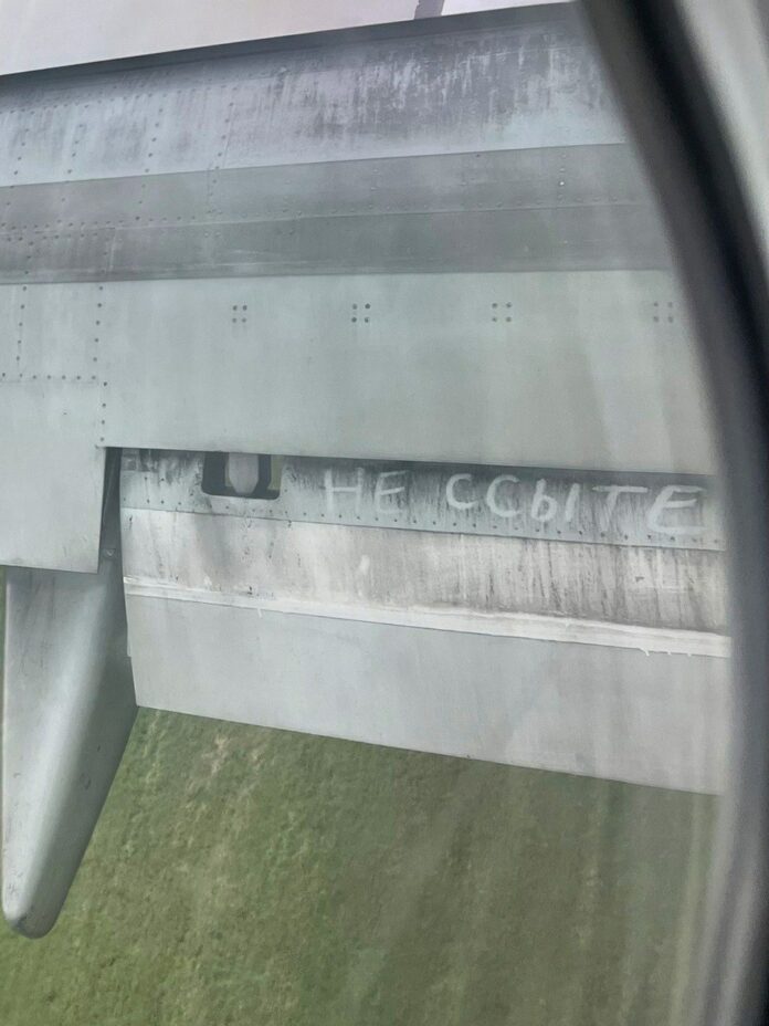 Авиапассажиры увидели оскорбительную надпись на крыле самолета в Уфу