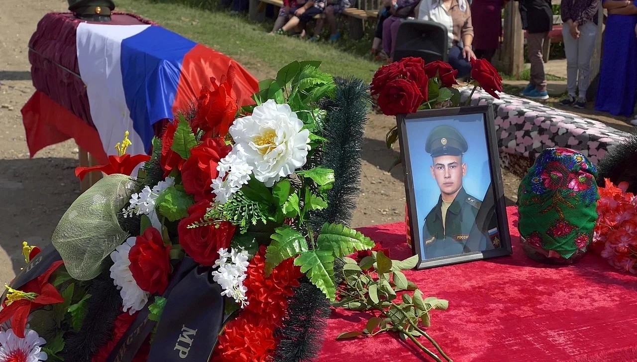 Сколько детей погибло на сво. Похороны погибшего в сво. Могилы детей. Погибшие из Башкирии на Украине.