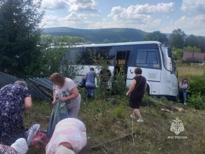 В Башкирии автобус с пассажирами вылетел в кювет