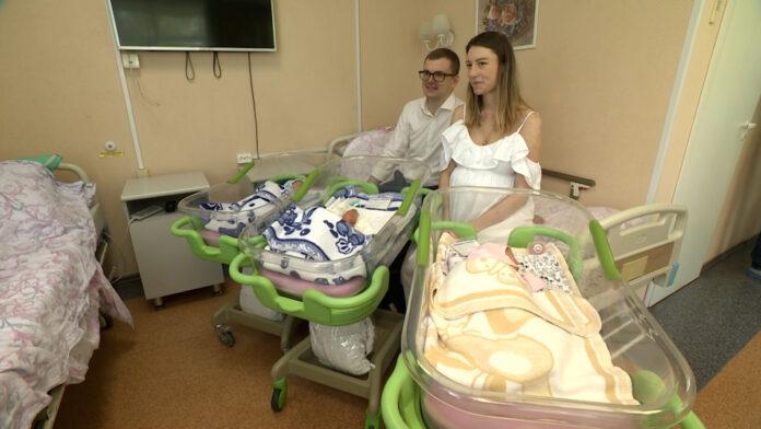 В Питере женщине помогали родить тройню более 20 врачей