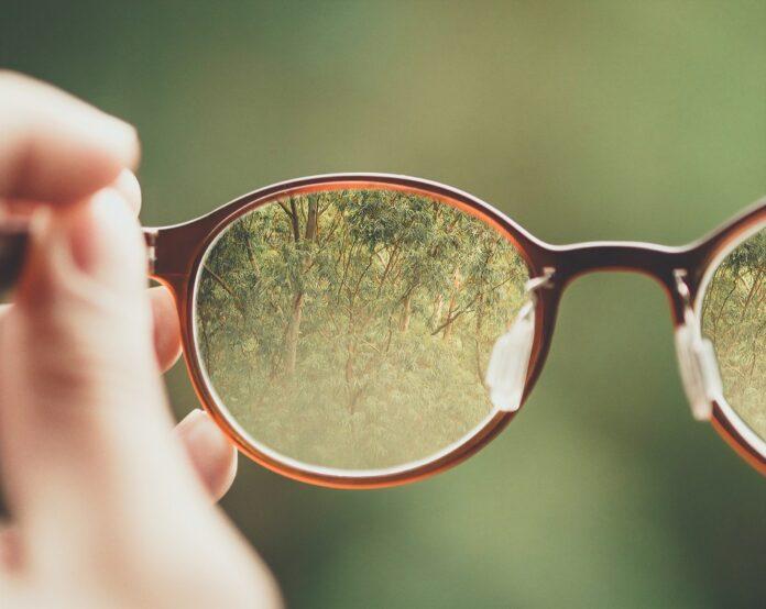 Офтальмолог Катаргина объяснила, почему детям нельзя снимать очки