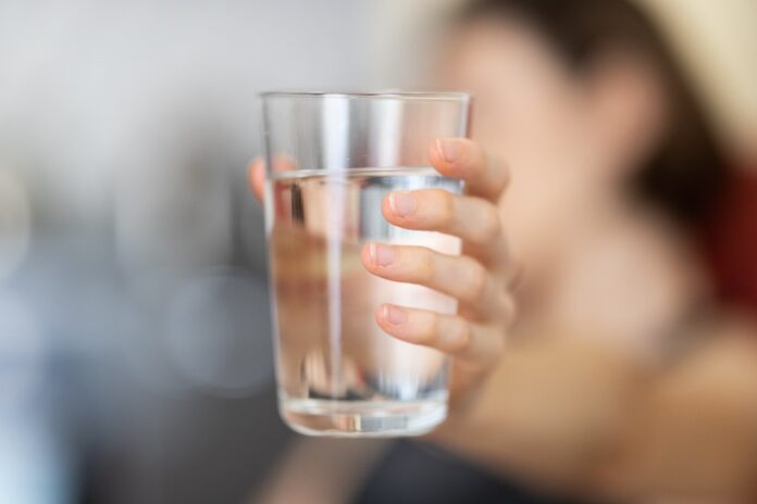 Нутрицолог Коробейникова посоветовала пить воду по желанию организма