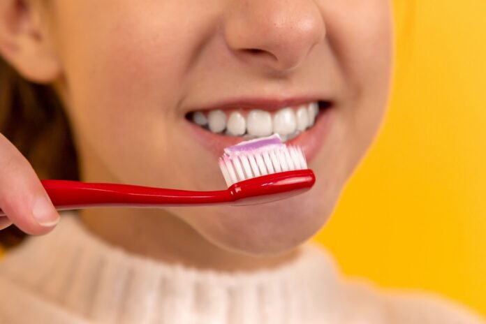 Теледоктор Елена Малышева заявила, что зубная паста с триклозаном может вызвать рак