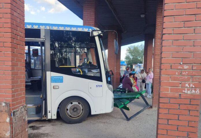 За рулем автобуса, влетевшего в Нефтекамске на вокзале в людей, была 56-летняя женщина