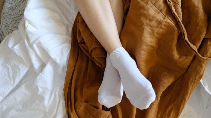 Сомнолог де Карло объяснила, почему надетые перед сном носки способствуют быстрому засыпанию