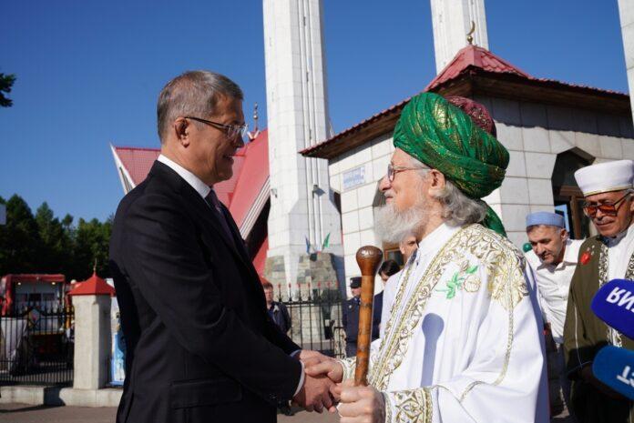 «Сердечно поздравляю»: Радий Хабиров поздравил с 75-летием Талгата-хазрата Таджуддина