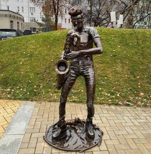 Памятник саксофонисту появился в центре Уфы