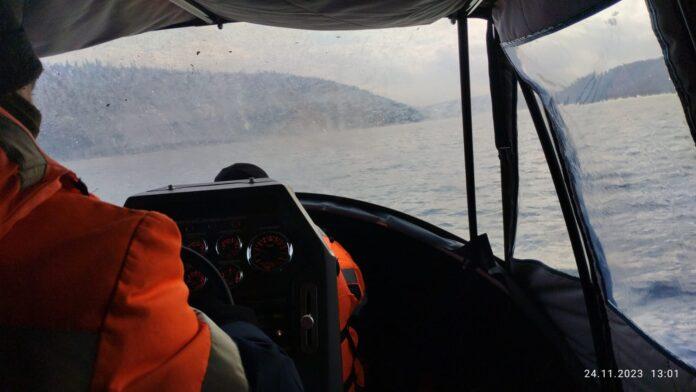 В Башкирии спасли трех рыбаков, чья лодка заглохла на водоеме
