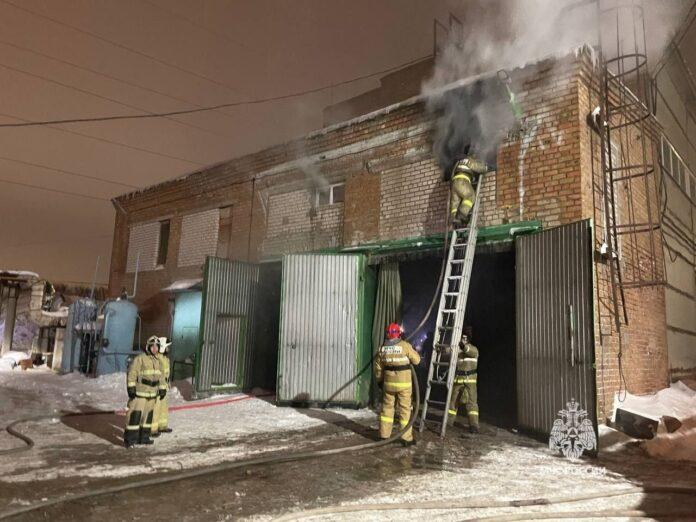 В Башкирии устраняют пожар в здании с кислородными баллонами