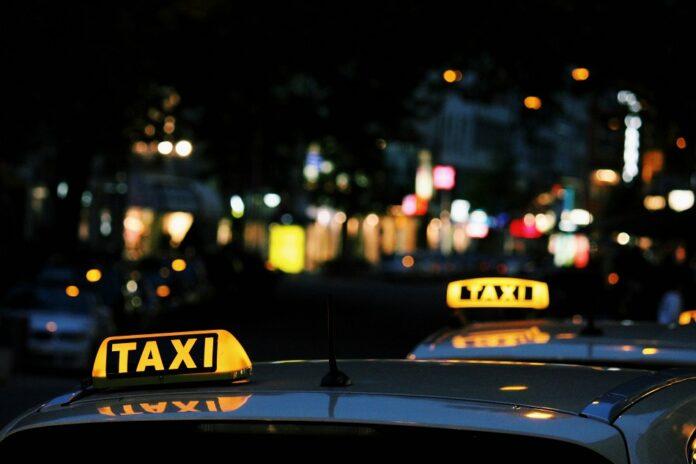 В Уфе пьяная женщина пыталась задушить ремнем безопасности попутчицу в такси