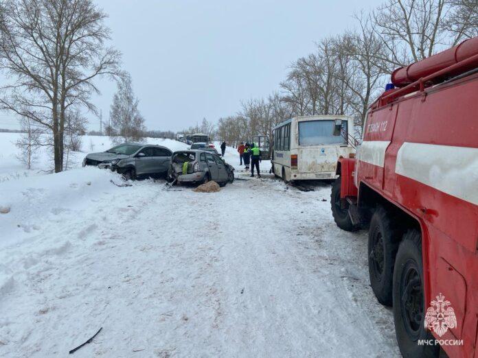 В тройном ДТП с автобусом в Башкирии погиб человек