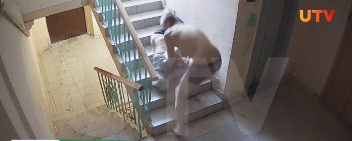 Житель Уфы тащил по лестнице полуголую мать и напал на соседку