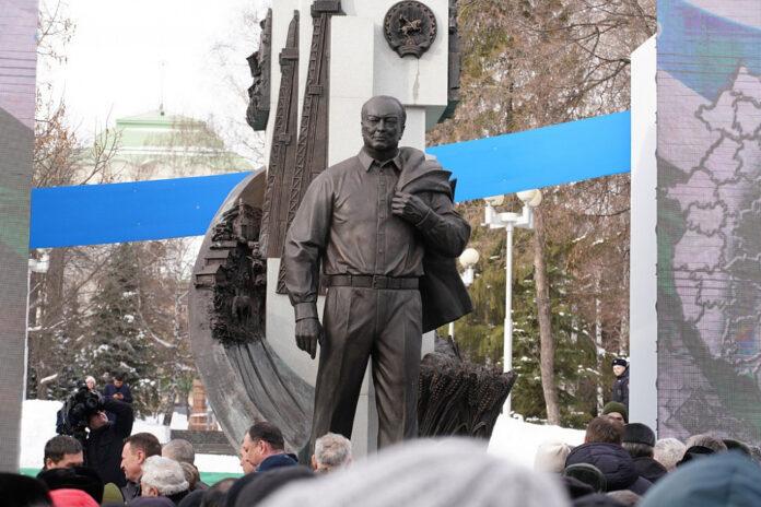 В Уфе торжественно открыли памятник Муртазе Рахимову