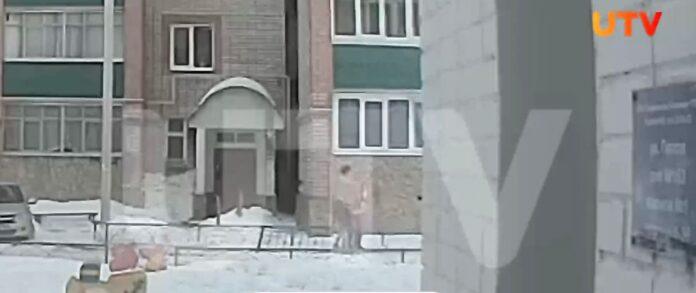 В Башкирии обнаженный мужчина вылез через окно второго этажа и напал на прохожих