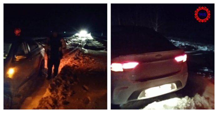 По дороге из Башкирии в Оренбургскую область застряли в снегу на авто двое мужчин