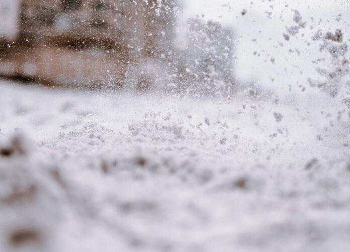 В Башкирии мужчину завалило снегом с крыши дома